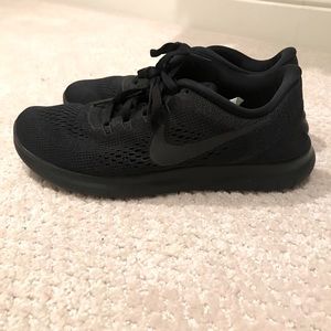 Black Nike Free Runs size 8